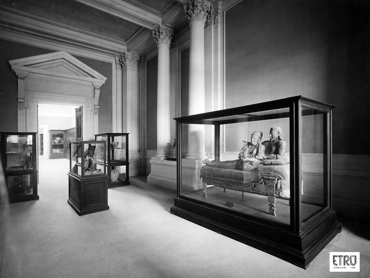 Il Sarcofago degli Sposi esposto nell’Antiquarium della Scultura. 1912. Archivio fotografico Villa Giulia, inv. foto 6266