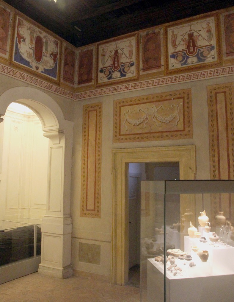 La Sala dei Busti e l'abside della cappella della villa