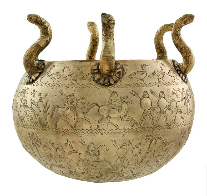 Calderone d’argento dorato con sei protomi di serpente, Tomba Bernardini.