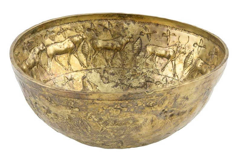 Coppa “fenicia” d'argento dorato con fregi di tori e di cavalli, Tomba Bernardini.