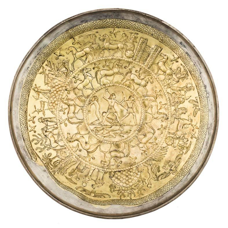 Patera “fenicia” d'argento dorato con due fregi concentrici e medaglione centrale, Tomba Bernardini.