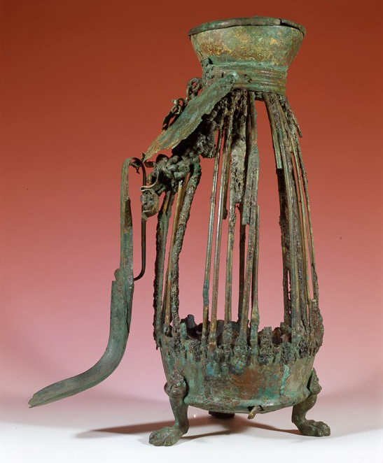Vaso a gabbia di bronzo con sacchetto di cuoio e strigile, Collezione Barberini, III sec. a. C. (scavo 1866)