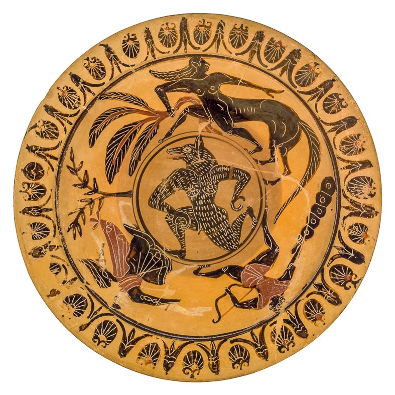 Piatto etrusco su alto piede con rapimento di Deianira e divinità dell'uomo-lupo, Tomba 177, necropoli dell’Osteria, Vulci, Pittore di Tytios, 540-510 a. C.