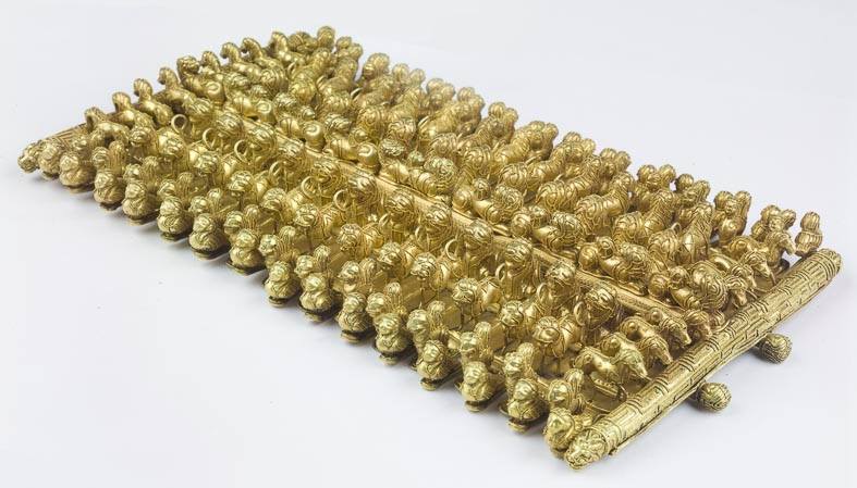 Piastra d’oro decorata con file di leoni, cavalli, chimere e sfingi (a).