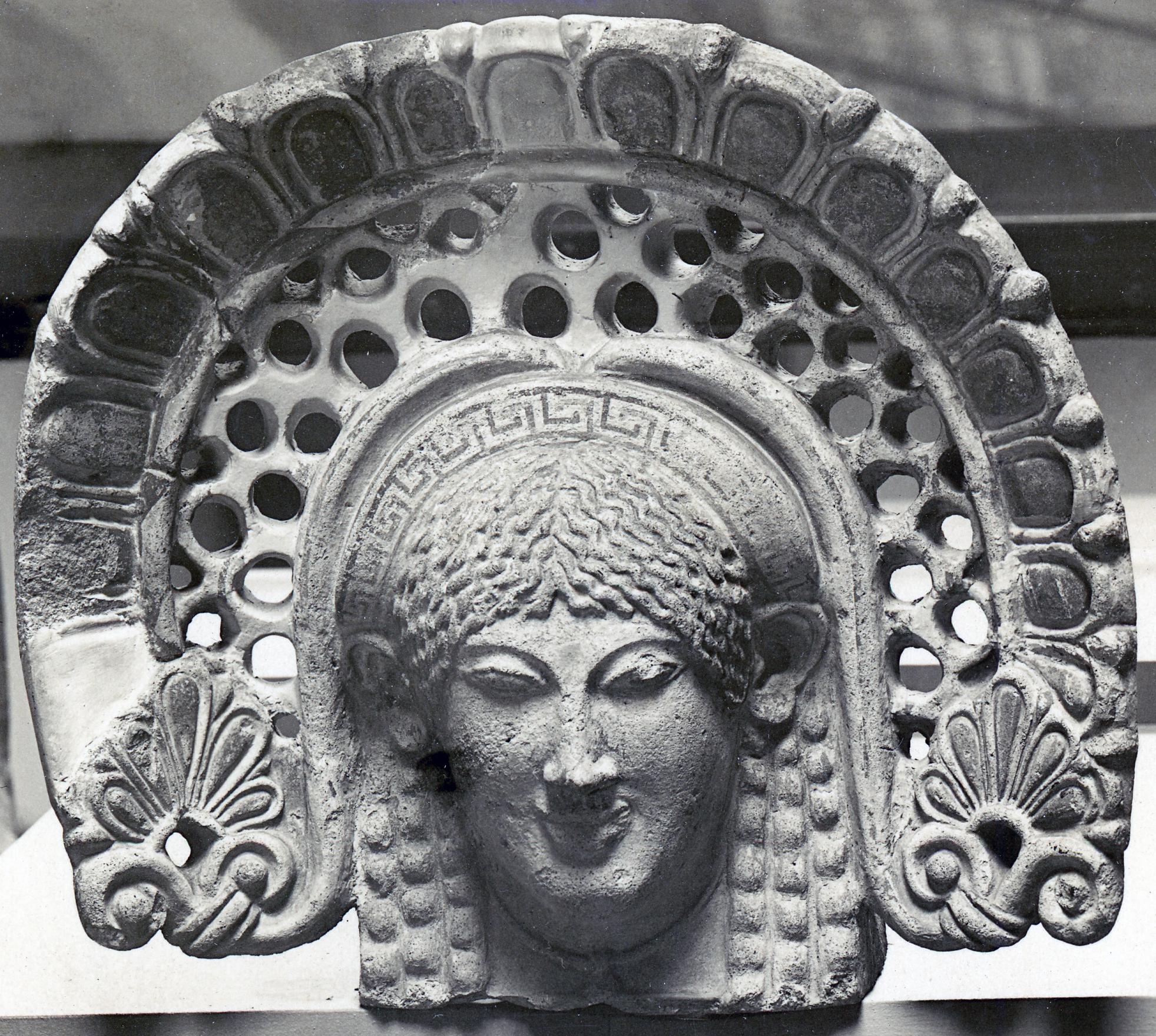 Antefissa in terracotta policroma a testa di Menade con nimbo lavorato a traforo, santuario di Giunone Sospita,  Lanuvium, British Museum, Londra (foto ©The Trustees of the British Museum).