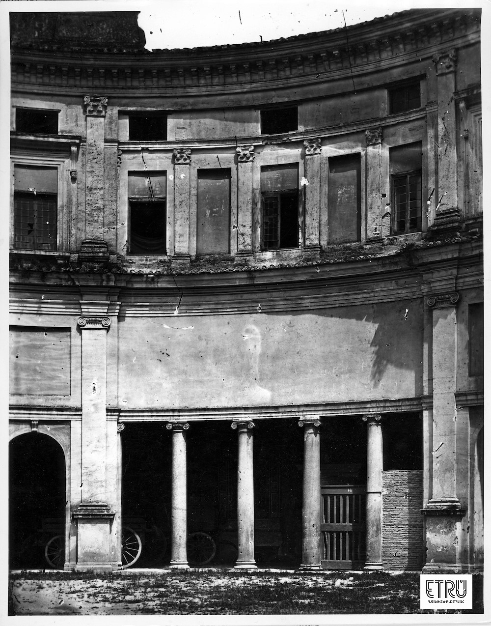 Emiciclo e piano nobile di Villa Giulia prima dei restauri. 1865-1888 ca. Positivo su lastra. Archivio fotografico Villa Giulia. (Negativo inv. D5477 I.C.C.D.)
