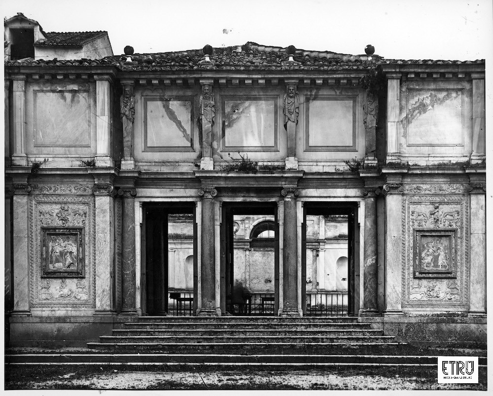 Loggiato visto dal cortile, prima dei restauri. 1865-1888 ca. Positivo su lastra. Archivio fotografico Villa Giulia. (Negativo inv. D1494 I.C.C.D.).