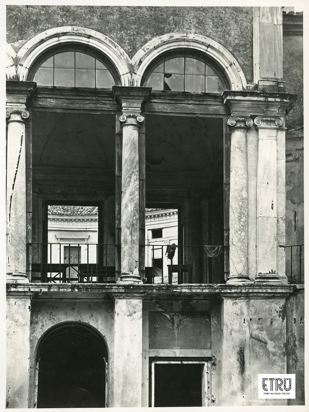 Loggiato visto dal ninfeo, prima dei restauri. 1865-1888 ca. Positivo su lastra. Archivio fotografico Villa Giulia (Negativo I.C.C.D.)