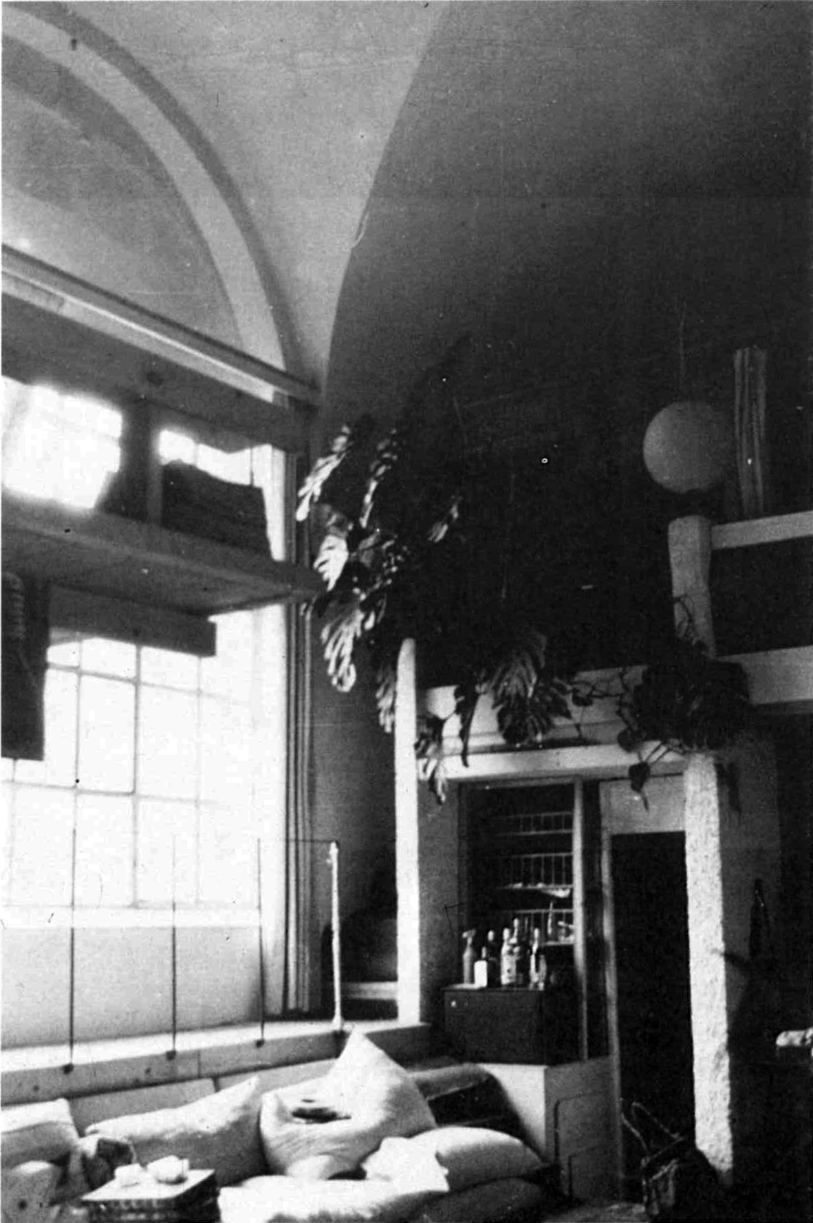 Sala dell’Ercole Farnese con l’appartamento su due livelli prima dei restauri (da Lucchini, Pallavicini, La Villa Poniatowski sulla via Flaminia, 1993)