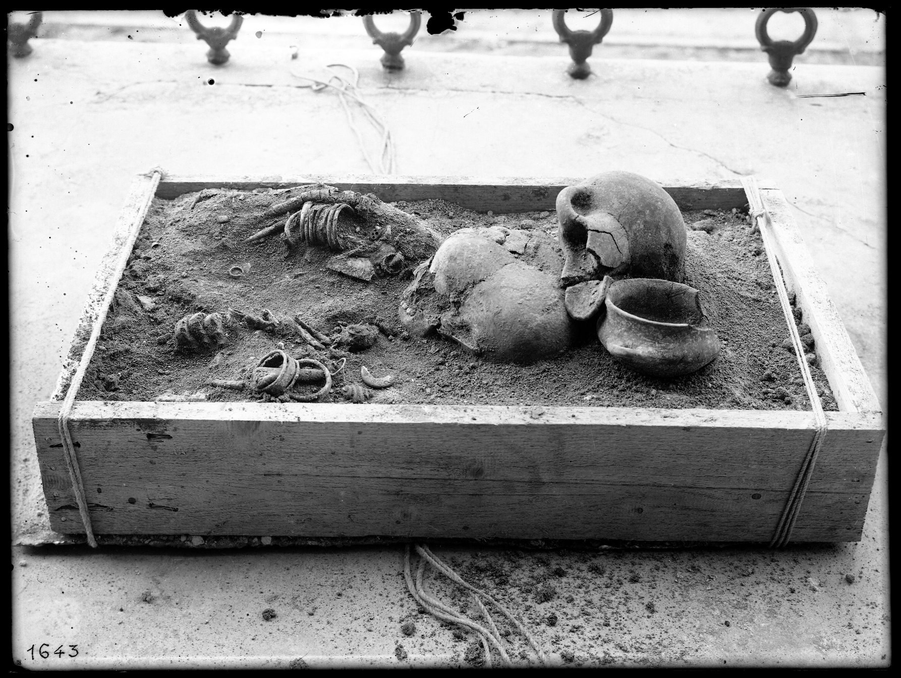 Terni, stabilimento siderurgico, resti di sepoltura, agosto 1924 © Acciai Speciali Terni S.p.A., ASAT, fondo fotografico, serie 1, n. 1643