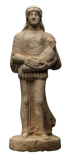 Statuetta votiva in terracotta di donna con bambino in braccio da Veio, area sacra di Campetti, V secolo a.C., Sala 39.