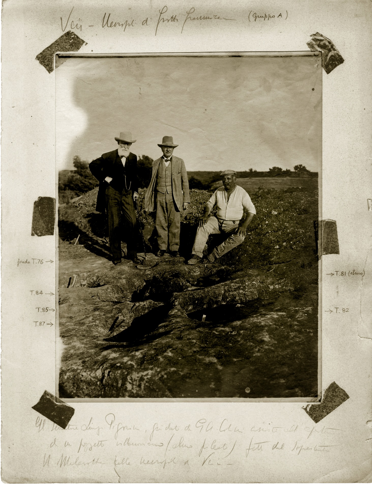 L. Pigorini, G.A. Colini, N. Malavolta a Grotta Gramiccia. 1913-1916. Archivio fotografico di Villa Giulia