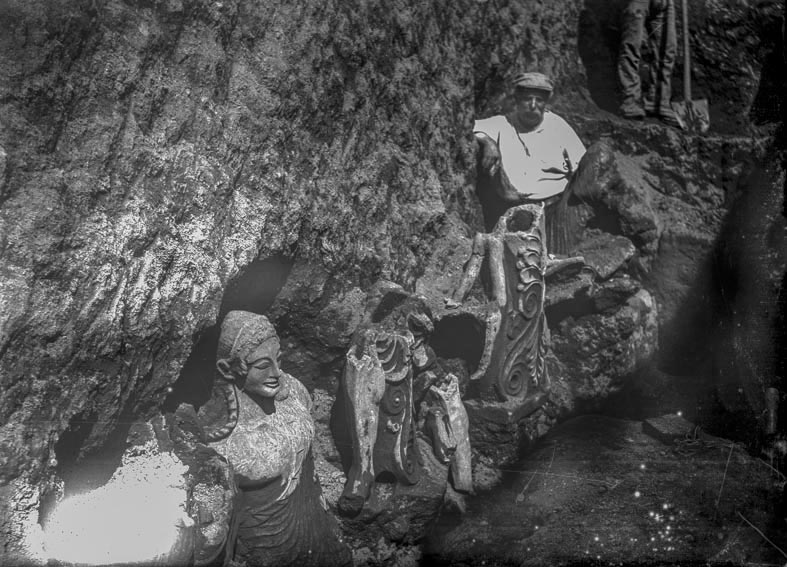 La scoperta del gruppo scultoreo di Portonaccio. 1916. Autore della foto Giulio Quirino Giglioli. Archivio fotografico di Villa Giulia, inv. 1118.