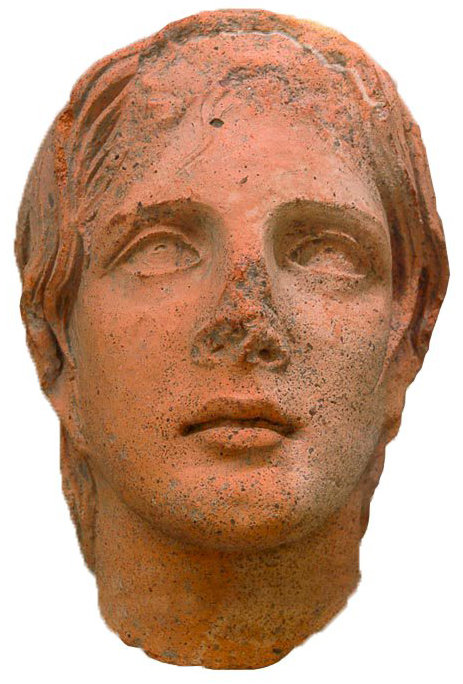 Fig. 1, Testa di statua in terracotta modellata a mano, dal deposito votivo di Fontanile di Legnisina a Vulci, scavi 1985, fine IV secolo a.C., Museo Nazionale Etrusco di Villa Giulia, Roma. A Fontanile di Legnisina è documentato il culto di Vei; la statua potrebbe essere un’offerta votiva o l’immagine di una delle divinità venerate nel santuario.