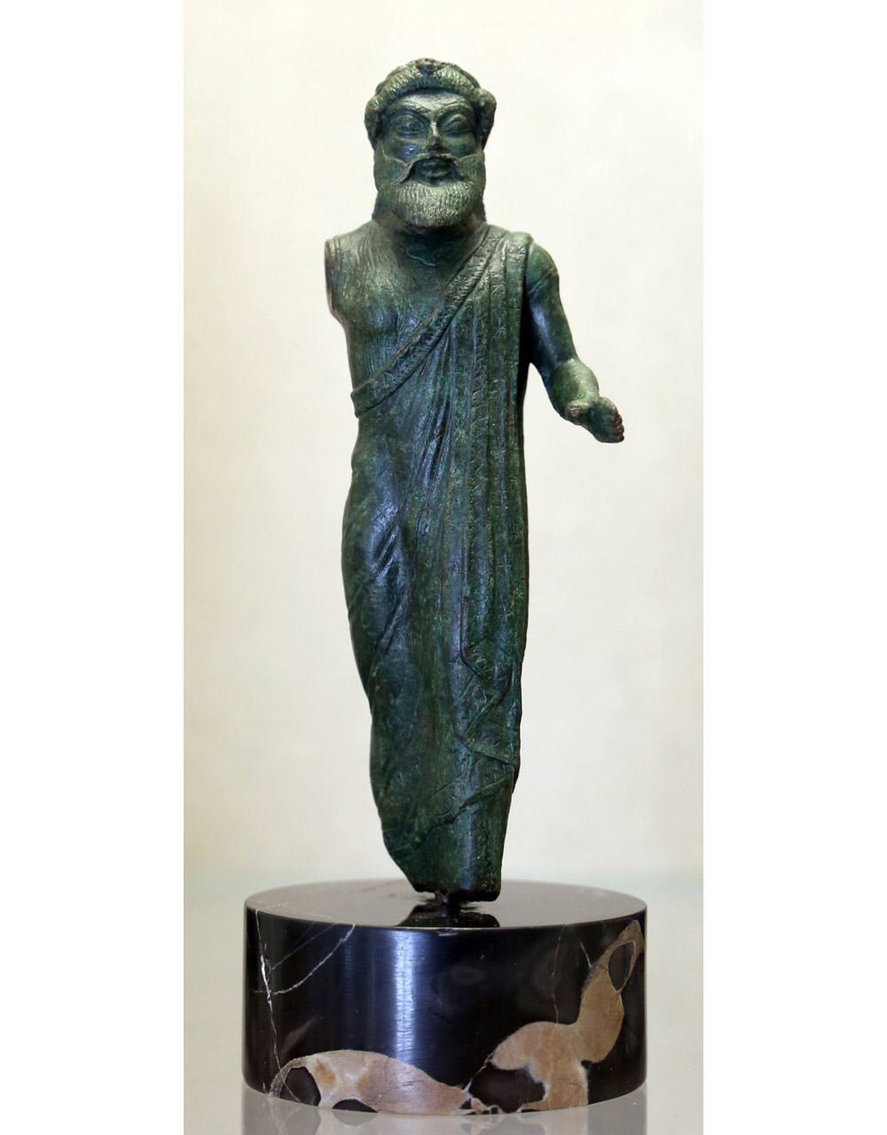 Fig. 1, Statuetta votiva in bronzo di Fufluns, 480 a.C.,  provenienza ignota, produzione etrusca settentrionale, Modena, Gallerie Estensi (foto Wikimedia Commons).