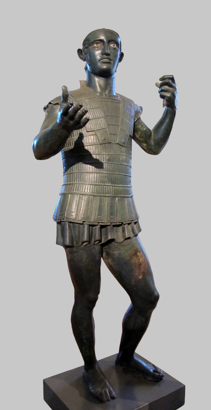 Fig. 2, Marte di Todi, statua votiva in bronzo di produzione etrusca (Orvieto), fine del V secolo a.C., Todi, Loc. Monte Santo, Musei Vaticani, inv. 13886 (foto Wikimedia Commons).