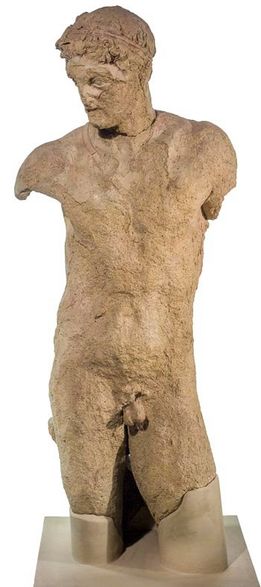 Fig. 3, Statua maschile in terracotta modellata a mano identificata con Eracle dal frontone anteriore del Tempio A, Pyrgi (Santa Severa), 340-330 a. C., Museo Nazionale Etrusco di Villa Giulia, Roma