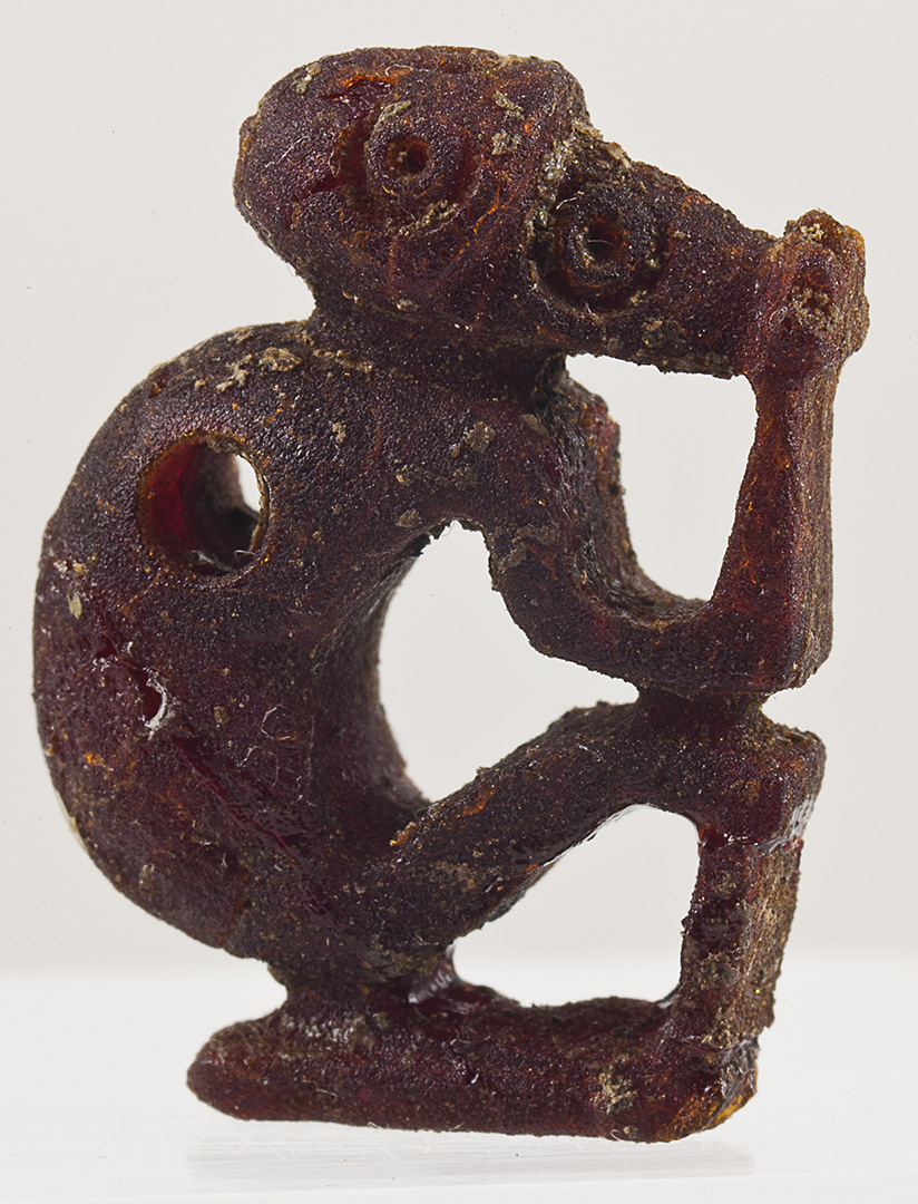 Pendente in ambra, metà VIII sec. a.C., Necropoli del Quattro Fontanili, Veio
