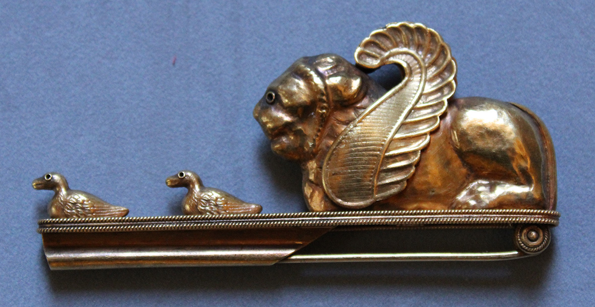 Spilla in oro con leone e due anatre (XIX sec.)