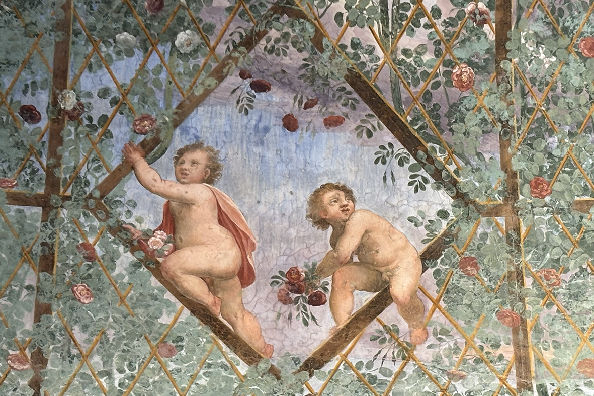 Affreschi con amorini tra le rose