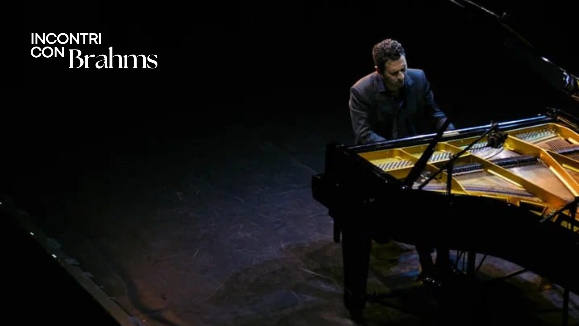 immagine con pianista Giuseppe Andaloro mentre suona il pianoforte